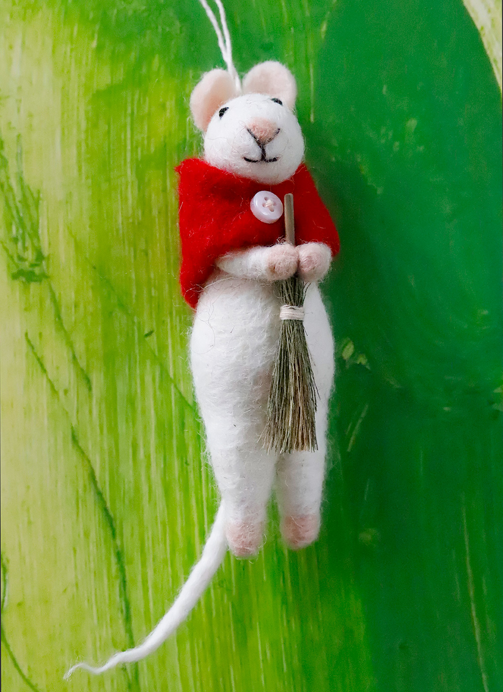 MOUSE WITH BROOM ornament